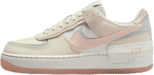 NIKE Damen Air Force 1 Shadow Sneaker, Kokosmilch, karminrote Tönung, 37.5 EU