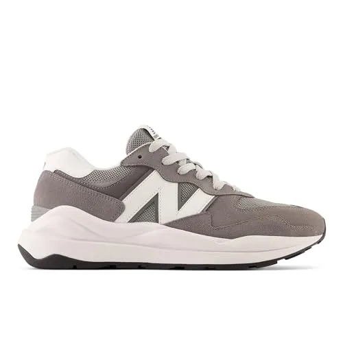 NEW BALANCE Herren Freizeitschuhe 57/40 – Komfort und Stil - Vielseitige Freizeitschuhe aus Wildleder und Mesh, inspiriert von den 80er und 90er Jahren. Ideal für den Alltag, bieten sie sowohl Stil als auch Haltbarkeit.