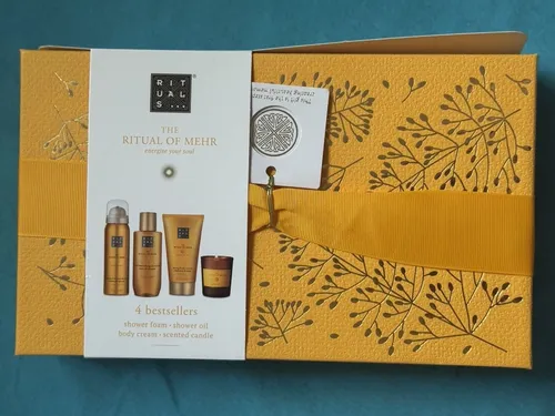 RITUALS The Ritual of Mehr Geschenkset - Erleben Sie die harmonische Kombination aus Foaming Shower Gel, Shower Oil, Body Cream und Scented Candle. Ein ideales Set für Körperpflege und Raumduft, verpackt in einer stilvollen, wiederverwendbaren Geschenkbox.