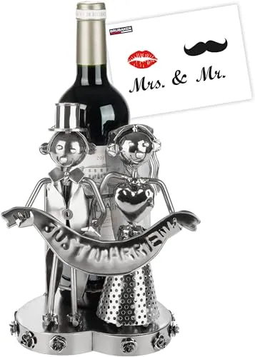 BRUBAKER Weinflaschenhalter Just Married - Elegantes Brautpaar Design - Weinregale und Dekoration in einem: Handgefertigter Flaschenhalter aus Metall mit romantischem Hochzeitspaar-Design, ideal als Geschenk für frisch Vermählte.