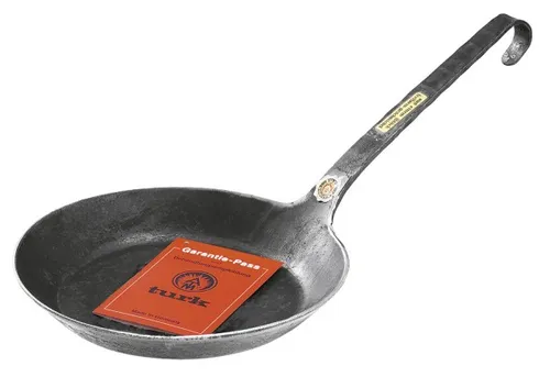 TURK Eisenpfanne 34cm mit flachen Hakenstiel - Hochwertige Pfanne aus freiform-warmgeschmiedetem Eisen, kratz- und schnittfest, ideal für gesundes Braten ohne Beschichtung. Perfekt für anspruchsvolle Köche!