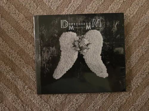 Depeche Mode - Memento Mori (Casemade Book CD Album) #31952341 - Erleben Sie die neueste CD von Depeche Mode in hochwertiger Casemade-Edition. Ideal für Musikliebhaber und Sammler, bietet dieses Album ein einzigartiges Hörerlebnis.