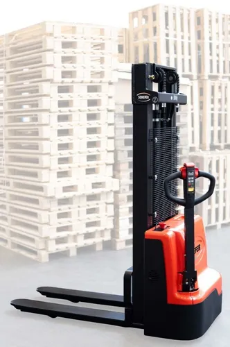 Schefer Elektrischer Hochhubwagen 3m - 1500 kg Tragkraft - Transportgeräte & Rampen - Ergonomischer Hochhubwagen mit Duplex-Mast und einer Hubhöhe von 3 m, ideal für enge Platzverhältnisse und hohe Traglasten bis 1500 kg.