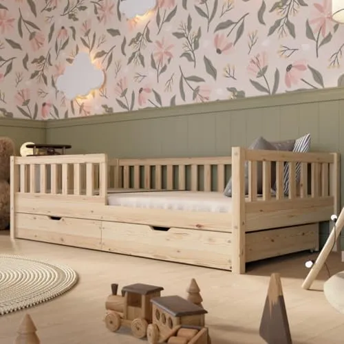 Crazy Pine Kinderbett 80x160cm – Massives Montessori Bodenbett mit Schublade und Rausfallschutz - Kleinkindbett mit sicherem Rausfallschutz und zwei geräumigen Schubladen für Spielzeug und Kleidung. Hergestellt aus schadstofffreiem Kiefernholz, bietet es ein gesundes Schlafumfeld.