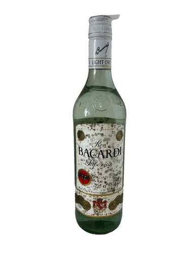 BACARDÍ Carta Blanca White Rum - Legendenhaft und perfekt für Cocktails - Rum aus der Karibik, unverwechselbar weich im Geschmack und ideal für Daiquiri, Mojito & Piña Colada. Über 1.000 Auszeichnungen machen ihn zum meistprämierter Rum der Welt.