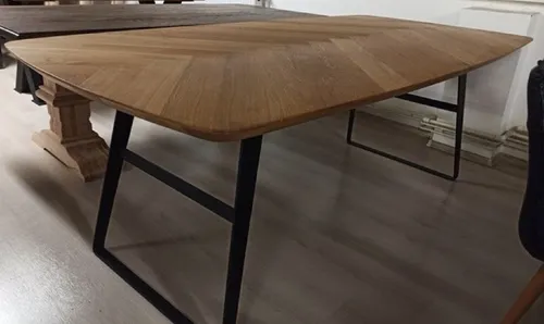 Casa Padrino Luxus Esstisch Braun / Schwarz - 250 x 100 x H. 77 cm - Eleganter Küchentisch in Braun und Schwarz, ideal für stilvolle Essbereiche. Hochwertige Verarbeitung aus Deutschland, bietet Platz für gesellige Runden.