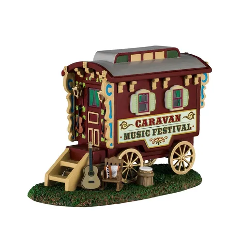 Lemax Caravan Music Festival Art.-nr. 43724 - Einzigartige Weihnachtsszene mit Vintage-Wohnwagen als Bühne. Detaillierte Darstellung eines Musikfestivals, perfekt für festliche Dörfer. Maße: 9,5 x 17,3 x 12 cm.