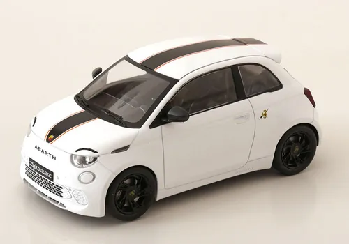 Fiat 500e Abarth 2024 Modellauto 1:18 - Modellauto im Maßstab 1:18 aus Die-Cast, detailgetreu und perfekt für Sammler. Das weiße Elektroauto begeistert mit seiner hochwertigen Verarbeitung und kommt in Originalverpackung.