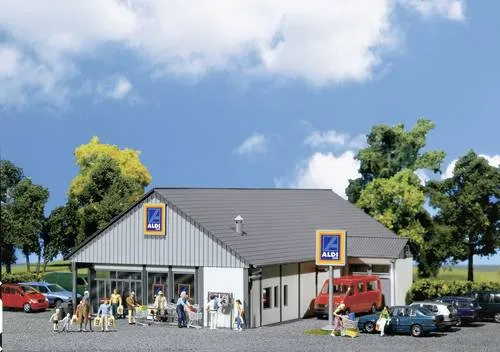 Faller 130339 H0 Aldi Markt - Modell eines Aldi-Marktes mit Anlieferzone, ideal für die Gestaltung von Modelleisenbahn-Szenen. Dekorbogen für Süd- und Nord-Filialen inklusive.