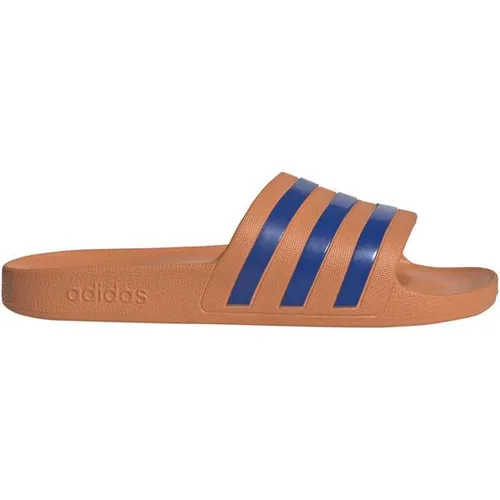 adidas Unisex Adilette Aqua Slides in Dusky Orange und Team Royal Blue, Größe 40.5 EU - Stylische Slip-On-Sandalen mit vorgeformtem EVA-Riemen und weichem Cloudfoam Fußbett. Ideal für den Sommer und angenehm leicht im Tragekomfort.
