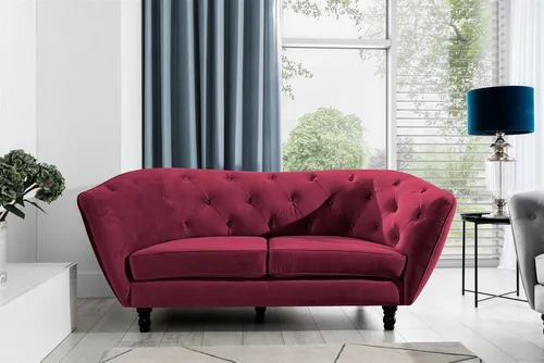 Designer 2-Sitzer Sofa CHARLOTTE in Bordeaux Velvet - Elegantes 2-Sitzer Sofa im Chesterfield-Stil, gefertigt aus hochwertigem Polyester. Ideal für gemütliche Abende im Wohnzimmer mit stilvollem Komfort.