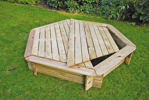 Sandkastenabdeckung BENNY aus Brettware - Robuste Sandkastenabdeckung aus 19 mm starker Brettware, ideal zum Schutz vor Verunreinigungen und Witterungseinflüssen.