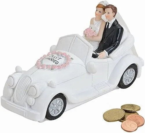 Spardose Brautpaar im Hochzeitsauto | Schönes Sparschwein ideal als Hochzeits-Geschenk | Hochzeits-Deko & Verzierung | „Just Married“ Spruch-Spardose | Sammel-Sparbüchse für Flitterwochen & Hochzeit