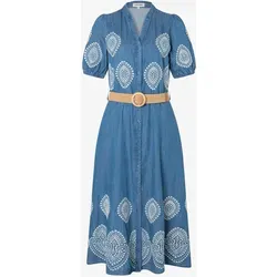 Jeanskleid mit Stickereien von MORE & MORE - Stylisches Jeanskleid mit femininer Eleganz, hochwertigem Denimstoff und edlen Ornamentstickereien. Perfekt für Alltag und Freizeit, betont der geflochtene Gürtel die Taille für eine schöne Silhouette.