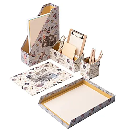Grupo Erik Harry Potter Schreibtisch Organizer Set - Ordnung auf Ihrem Schreibtisch mit dem Harry Potter Organizer Set! Ideal für Schule und Büro, beinhaltet Stiftehalter, Briefablage, Zeitschriftenhalter und mehr. Hochwertige Materialien für langlebigen Einsatz.