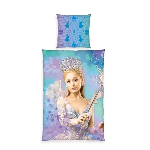 Herding Kinderbettwäsche "Wicked" - Bettwäsche in blau-bunt mit coolem Wicked-Motiv, aus 100% Baumwolle, maschinenwaschbar bis 60°C, ideal für Kinderzimmer und sorgt für einen gemütlichen Schlaf.