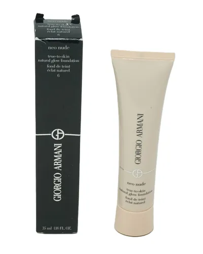 Giorgio Armani Natural Glow Foundation 6 Neo Nude 35ml - Die Giorgio Armani Natural Glow Foundation bietet einen strahlenden Teint mit natürlichem Finish. Ideal für jeden Tag und sorgt für ein angenehmes Tragegefühl.