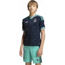 ADIDAS Kinder Trikot Deutschland 26 Kids Auswärts - Das Deutschland 26 Auswärtstrikot für Kinder vereint Stil und Funktionalität. Mit atmungsaktiver Climacool-Technologie bleibt dein kleiner Fan stets kühl und trocken. Ideal für Training und Freizeit – für kleine Fußballhelden gemacht!