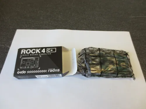 Radxa Rock 4C+ RK3399-T: 6-Core CPU SBC mit 4K HDMI - Mainboards mit leistungsstarker 6-Core CPU, ideal für Multimedia-Anwendungen dank 4K-Ausgang und schneller WiFi 5 Verbindung.