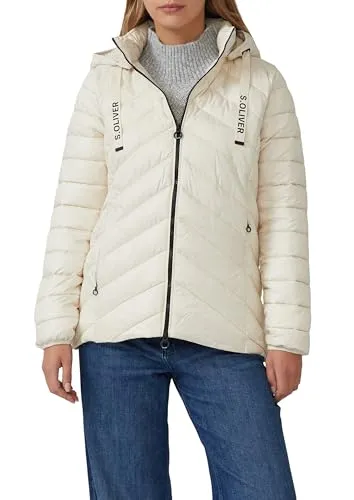 s.Oliver RED LABEL Shaped Fit Steppjacke - Outdoorjacke in Offwhite, figurbetonter Schnitt für perfekten Sitz, Stehkragen und Kapuze mit Tunnelzug für Flexibilität bei jedem Wetter.