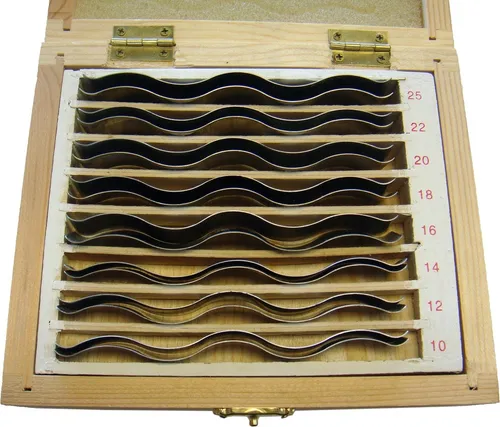 Parallelunterlagen-Set wellenförmig 16-teilig 110 mm - Messgeräte: 16-teiliges Set aus gehärteten Unterlagen, präzise mit einer Parallelität von ± 0,005 mm, ideal für das sichere Einspannen von Werkstücken ohne Beeinträchtigung.