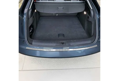 OMAC Ladekantenschutz für Audi Q3 8U (2011-2018) - Abdeckblenden aus gebürstetem Edelstahl, langlebig und rostbeständig, bietet optimalen Schutz vor Kratzern bei Be- und Entladung.