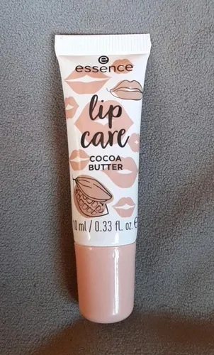 Essence COCOA BUTTER Lippenpflege 10 ml - Essence COCOA BUTTER, 10 ml, bietet intensive Feuchtigkeit für Ihre Lippen. Die vegane Formel schützt und regeneriert die empfindliche Haut und sorgt für ein geschmeidiges Lächeln.