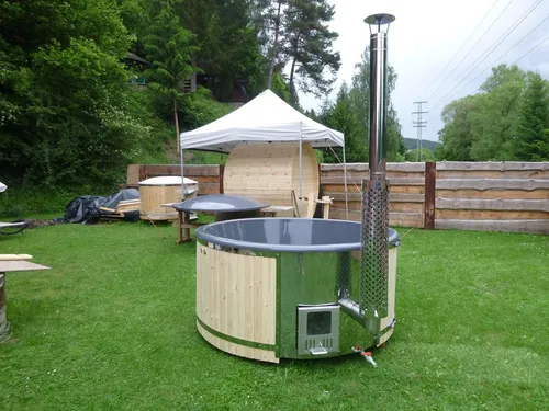 Whirlpool Badefass aus Thermoholz für den Garten - Genießen Sie entspannende Stunden im Garten mit diesem stilvollen Whirlpool aus hochwertigem Thermoholz. Ideal für gesellige Abende und mit geprüfter Qualität.