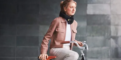 Hövding 3 Fahrradairbag Airbaghelm - Fahrradhelm mit innovativem Airbagsystem für optimalen Kopfschutz, einstellbare Passform und ideal für sicheres Fahren im Stadtverkehr.