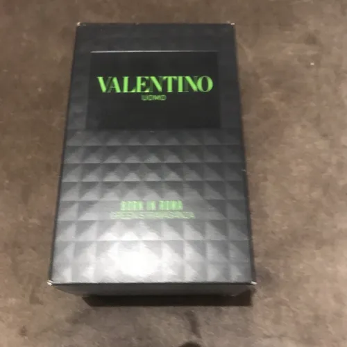 Valentino Uomo Born In Roma Green EDT Spray 100 ml - Herrenduft mit frischem kalabrischem Bergamotte-Herz und belebendem Kaffee-Akkord, ideal für moderne Männer, die ihren einzigartigen Stil ausdrücken möchten.