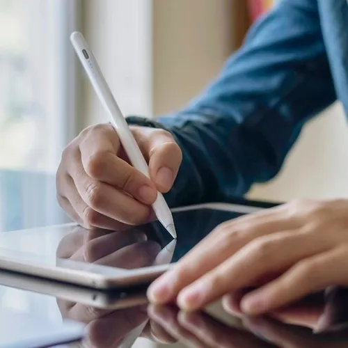UNIQ Pixo Lite 2.0 Magnetischer Stylus-Stift für iPad - Schwarz/Graphit Schwarz - Tablet-Eingabestift mit magnetischer Befestigung für komfortable Handhabung und präziser Spitze für exaktes Zeichnen und Schreiben. Ideal für kreative Profis und iPad-Nutzer.