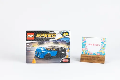 LEGO 75878 - Bugatti Chiron - Speed Champions - Erlebe die Action mit dem LEGO® Speed Champions Bugatti Chiron! Baue dieses detailreiche Modell mit Gummireifen und abnehmbarer Windschutzscheibe. Inkl. Minifigur und drei Leitkegeln für spannende Rennsituationen. Ab 7 Jahren.