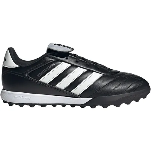 Adidas Kaiser Team 2 - Schwarz, Fußballschuh - Der zeitlose Adidas Kaiser Team 2 Fußballschuh überzeugt durch seine Gummiaußensohle für sicheren Stand und eine perfekte Passform. Ideal für Kunstrasen, vereint er Tradition und modernes Design für jedes Spiel.