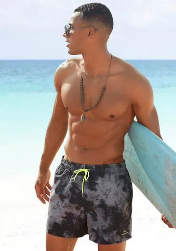 Badeshorts VENICE BEACH "Mat" für Herren, Gr. XXL - Herren-Bademode in trendigem Batikdruck aus weicher Microfaser mit 50% Recycling-Polyester. Gummibund mit Kordelzug und praktische Taschen für optimalen Tragekomfort.