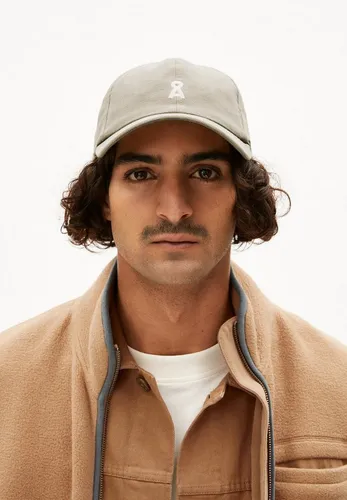 Cap YENAAS BOLD Unisex - Stylische Baumwollcap - Kopfbedeckung aus hochwertiger Baumwolle mit gesticktem Armedangels-Logo, perfekt für einen lässigen Look.
