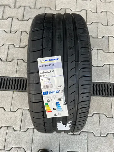 Michelin Pilot Sport PS2 N3 XL 225/40 ZR18 - Hochleistungs-Sommerreifen mit Porsche Kennung N3, ideal für sportliche PKWs. Bietet hervorragende Nasshaftung und eine maximale Geschwindigkeit von bis zu 300 km/h.
