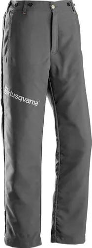 Husqvarna Schnittschutz Bundhose Classic Entry A 48 - Zuverlässige Schnittschutz Bundhose für Outdoor-Aktivitäten. Mit praktischen Taschen und Belüftungsreißverschlüssen für optimalen Komfort. Ideal für sicheres Arbeiten im Freien.
