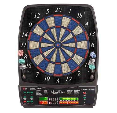 Kings Dart Elektronische Dartscheibe Profi mit 28 Spielvarianten - Die Kings Dart Elektronische Dartscheibe "Profi" bietet abwechslungsreiche Unterhaltung für bis zu 8 Spieler. Mit integriertem Catchring, regulierbarer Soundausgabe und 6 Softdarts ist sie ideal für spannende Dartsabende.