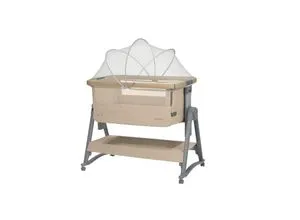 Kikka boo Beistellbett Nanna 2 mit Matratze und Moskitonetz - Das Kikka boo Beistellbett Nanna 2 bietet sicheren Schlaf für Neugeborene bis 6 Monate. Mit praktischem Moskitonetz und Rädern für einfache Mobilität ist es ideal für die Nähe zu Ihrem Baby.