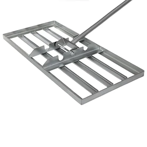 SattesGrün® Profi Rasenrakel 75x35 cm mit Stiel - Hochwertiger Rasenrakel inklusive 150 cm Stiel für präzises Sanden und Abziehen. Robuste Bauweise aus verzinktem Stahl sorgt für Langlebigkeit und Stabilität. Ideal für gleichmäßige Ergebnisse im Garten.