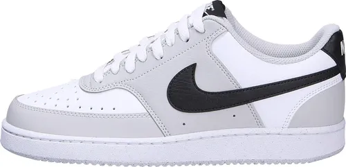 NIKE Herren Freizeitschuhe COURT VISION LO - Sneaker im 80er Jahre Basketball-Stil, mit klassischem Obermaterial und legendärer Cupsohle aus Gummi für optimalen Tragekomfort.