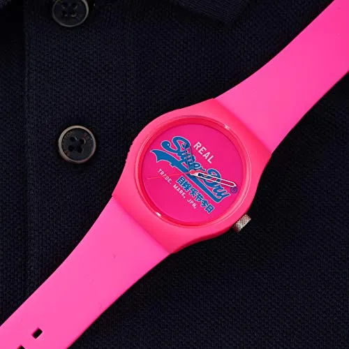Superdry Urban Original Watch - Pink - Stylische Armbanduhr in Pink von Superdry, ideal für den Alltag und ein echtes Mode-Statement. Hochwertige Verarbeitung und modernes Design vereinen sich in diesem zeitlosen Accessoire.