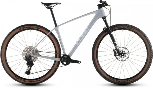Cube Reaction C:62 Race 2026 – Hochleistungs-Mountainbike - Erleben Sie Geschwindigkeit mit dem Cube Reaction C:62 Race! Ausgestattet mit präziser Shimano XT Di2 Schaltung und leichten Newmen Performance Laufrädern für optimale Kontrolle und Fahrspaß auf jedem Terrain.