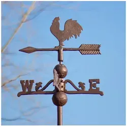 Antikas Windspiel Wetterhahn aus Gusseisen - Gartenverzierungen, eleganter Wetterhahn mit Standfuß, der Ihrem Garten einen rustikalen Charme verleiht und gleichzeitig als funktionales Windspiel dient.