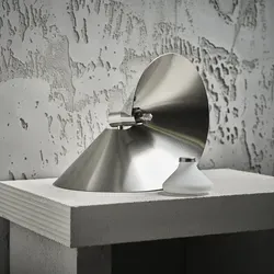 Frandsen Peel Tischleuchte aus Stahl - Elegante Tischleuchte aus Stahl mit einem weichen, diffusen Lichteffekt – perfekt für stimmungsvolle Beleuchtung in Wohnräumen.