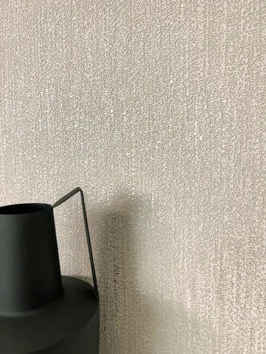 Newroom Vliestapete Nisha Taupe - Moderne Einfarbige Tapete - Hochwertige Vliestapete in Nisha Taupe, ideal für Wohnzimmer, Schlafzimmer und Küche. Wasser- und dampfbeständig, restlos abziehbar und mit glamouröser Struktur für einen eleganten Look.