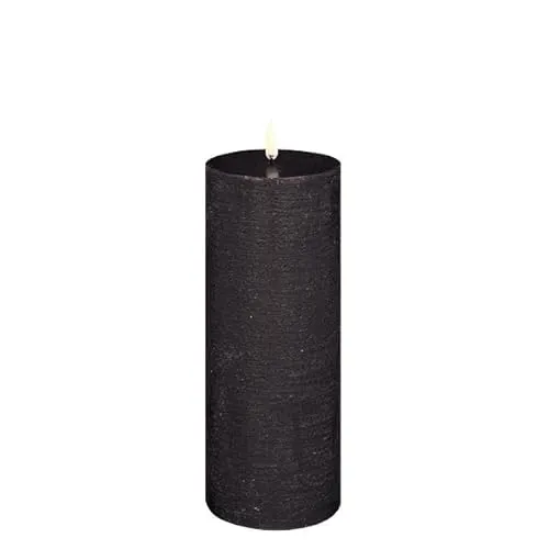 Uyuni LED Stumpenkerze 7,8x20cm Forest Black - Erleben Sie die Uyuni LED Kerze mit echter Wachsoberfläche und 3D-Flamme. Ideal für stimmungsvolle Beleuchtung ohne Rauch oder Ruß – perfekt für jeden Anlass.