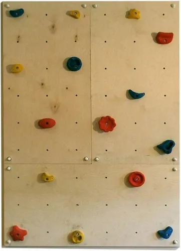 Gartenpirat Kletterwand Indoor mit bunten Klettersteinen (3-St) - Die flexible Kletterwand von Gartenpirat bietet 3 Platten aus hochwertigem Hartholz mit vorgebohrten Löchern. Ideal für den Indoor-Bereich, fördert sie die motorischen Fähigkeiten und ist einfach zu montieren.