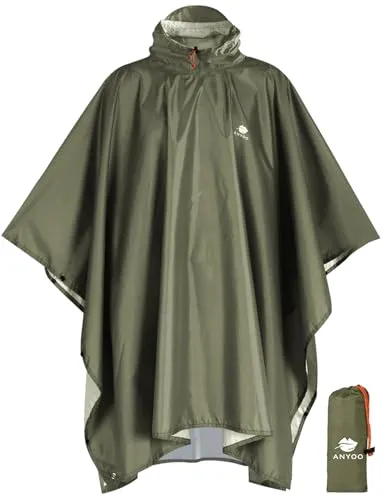 ANYOO Leichter Wasserdichter Regenponcho für Erwachsene - Dieser vielseitige Regenponcho ist leicht, atmungsaktiv und ideal für Outdoor-Aktivitäten. Mit verstellbarer Kapuze und seitlichen Druckknöpfen bietet er optimalen Schutz und Bewegungsfreiheit. Perfekt für Camping, Wandern und Festivals.
