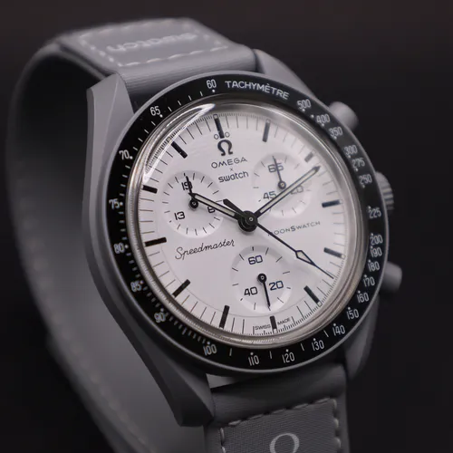 Swatch x Omega Moonswatch 1965 - Hellgrau - Chronograph mit Bioceramic-Gehäuse, inspiriert von der legendären Omega Speedmaster und eine Hommage an die Raumfahrtgeschichte von 1965.
